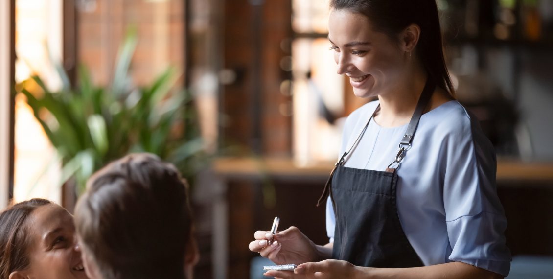 Konobarica prima porudzbinu