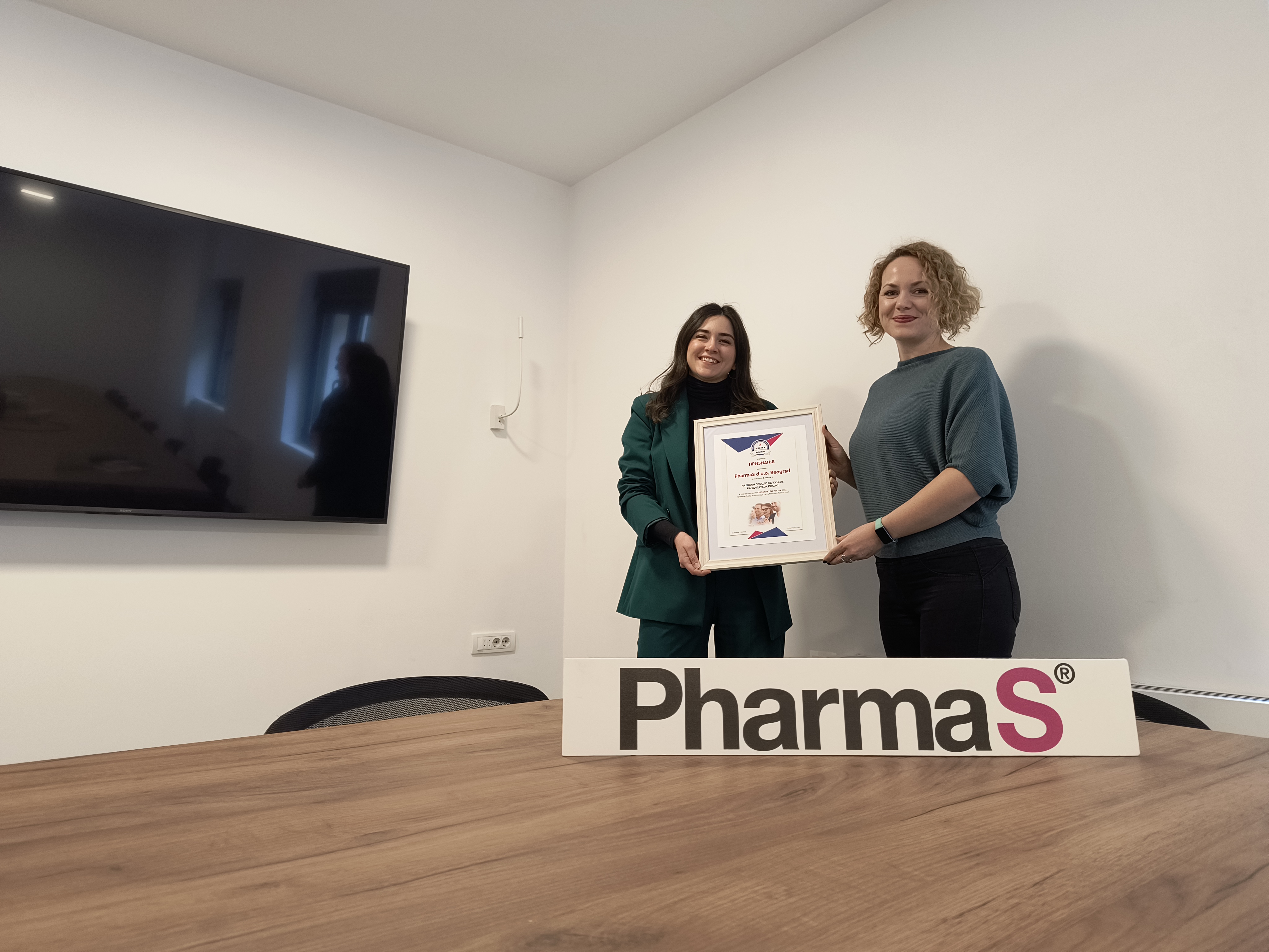 U velikoj konkurenciji i uz učešće više od 20.000 ispitanika koji su učestovali u Infostudovom istraživanju „Oceni put do posla“, kompaniji PharmaS pripalo je visoko drugo mesto.  U razgovoru za naš sajt Milica Urošević, HR menadžer kompanije PharmaS kaže da je nagrada potvrda velikog truda koji je uložen kako bi sa poštovanjem tretirali svakog kandidata koji se kod njih prijavi za posao.  - Kao što težimo vrhunskom kvalitetu naših lekova i dodataka ishrani, isto toliko pažnje posvećujemo i procesima unutar naše kompanije, uključujući i proces regrutacije i selekcije. Iskustvo kandidata nam je važno, kao što nam je važno da se svaki gost oseća prijatno u našoj kući. U dinamičnom okruženju u kom živimo, nastojimo da odvojimo dovoljno vremena, posvećenosti i strpljenja za svakoga - kaže Milica.  Kako izgleda proces regrutacije i selekcije u vašoj kompaniji?  - Pre svega, jasno definišemo šta je pozicija i šta rad na njoj podrazumeva. Oblikujemo željeni profil i kompetencije, a zatim ih transparentno i jasno podelimo kroz oglas. Proces selekcije je poprilično jednostavan - sastoji se od provere CV-a, telefonskog intervjua i najčešće dva intervjua sa predstavnikom HR-a i menadžerom u čijem timu tražimo novu osobu. Ponekada se intervjuima priključi i još neko od kolega s kojim bi kandidat mogao na toj poziciji sarađivati u budućnosti. Kroz proces selekcije nastojimo da procenimo iskustvo koje kandidat donosi sa sobom, tačnije veštine i kompetencije koje je kroz iskustvo stekao. Takođe, veoma nam je važno da kroz proces selekcije mi steknemo razumevanje koje vrednosti su kandidatu važne, jer je nama veoma bitno da naši zaposleni budu ambasadori naših vrednosti. Znamo da nijednom kandidatu neizvesnost ne prija Koliko vremena u proseku prođe od početka do završetka procesa selekcije kandidata?  - Koliko će proces selekcije trajati zavisi i od kompleksnosti pozicije, ali i specifičnosti farmaceutske industrije. Trudimo se da kandidati dobiju što brži odgovor, kakav god on bio, jer znamo da neizvesnost nimalo nije prijatna. Nastojimo i da proaktivno kontaktiramo kandidate čiji profili nam deluju interesantno, čak i pre nego što se neka pozicija otvori, jer na taj način, kada se javi potreba za novim zapošljavanjem, mi već imamo spremnu bazu kandidata za tu poziciju i značajno skraćujemo proces selekcije. Neke pozicije uspemo da zatvorimo za svega nekoliko dana, dok je za neke, zbog njihove specifičnosti ipak potrebno više nedelja. Prosek za sve otvorene pozicije u 2023. godini je bio 33 dana.  Na koji način zakazujete test i intervju?  - Kandidate kontaktiramo telefonom, damo im predlog termina i usmeno se dogovorimo oko vremena koje najviše odgovara i njima i nama. Potvrdu i detalje intervjua kandidatima pošaljemo i SMS-om i mejlom. Nastojimo da budemo fleksibilni koliko je to moguće, pa i po cenu produžavanja čitavog procesa selekcije, s obzirom da većina kandidata ima posao u datom momentu i druge obaveze koje mora da uskladi. Trudimo se da kandidate koji uđu u uži krug selekcije uvek vidimo i upoznamo uživo, ali je i opcija organizovanja prvog intervjua onlajn uvek otvorena. Kako se, prema vašem iskustvu, zaslužuje poštovanje kandidata? Navedite nam neki primer, metod ili situaciju koja bliže opisuje način na koji vi to činite?  - Poštovanje kandidata se zaslužuje poštovanjem kandidata. Da bi poštovanje dobili, moramo prvo da ga pružimo, stoga svakog kandidata tretiramo jednako, bez predrasuda, uzimamo u obzir potrebe kandidata, trudimo se da im budemo dostupni i blagovremeno im pružimo sve informacije, kao i da se držimo dogovora i rokova koje smo saopštili u toku procesa selekcije. Kao što nam je važno da se naši zaposleni na radnom mestu osećaju sigurno, prijatno i prihvaćeno, takav pristup negujemo i sa kandidatima. Sa kandidatima takođe nastojimo da komuniciramo prijateljski, bez nepotrebnih preteranih formalnosti i rigidnosti u procesu selekcije, jer samo ako se kandidati osećaju dovoljno opušteno i prijatno, mogu da nam se predstave na autentičan, iskren i pravi način. Borba za talente nikad nije bila teža Poslednje tri godine svedočimo ponovnom porastu prakse da poslodavci ne daju povratnu informaciju o ishodu selekcije, s obzirom na to da čak 88% ispitanih kandidata nije dobilo povratne informacije, dodeljujući ovom segmentu nisku prosečnu ocenu. Kako to komentarišete? - Posao je jedna od najvažnijih stvari u životu svakog pojedinca. Neko kroz posao stiče lično ostvarenje, doživljava ga kao poziv. Svako kroz posao obezbeđuje i sopstveni i egzistenciju svoje porodice. Traženje posla ili traženje novog posla zahteva puno hrabrosti i samo po sebi je stresan proces. Mi nastojimo da svakom kandidatu taj proces učinimo što manje stresnim, a pružanje povratne informacije je najmanja stvar koju možemo da učinimo. S druge strane, razumem da je na nivou industrije obim posla iz godine u godinu sve veći i da je teško ispratiti komunikaciju sa tolikim brojem ljudi. Svakako, mislim da je važno da svi mi u oblasti HR-a stavimo dodatni fokus na ovu temu, jer je u pitanju stvar osnovne pristojnosti. Da li odgovarate kandidatima na njihovu prijavu i kada je taj odgovor negativan?  - Da. Nezavisno od ukupnog trajanja procesa selekcije i koraka u procesu do kog su došli, svi kandidati dobijaju povratnu informaciju o ishodu procesa mejlom ili telefonskim pozivom. Naše istraživanje ukazuje i na još jedan zabrinjavajući trend sugerišući da poslodavci zanemaruju utisak koji ostavljaju na kandidate. Kao rezultat toga, 70% kandidata je izjavilo da će izbegavati ponovno prijavljivanje u takvim kompanijama, dok čak 75% ne bi preporučilo istu kompaniju. - Značajan vremenski period je prošao od kada ponuda poslova na tržištu rada premašuje tražnju, što mene lično raduje. Drago mi je da ljudi u potrazi za poslom mogu da biraju i to pravo koriste kako bi pronašli idealno okruženje za sebe. Proces selekcije je dvosmeran i poslodavci nisu jedini koji prave izbore u toku ovog procesa, već su i kandidati ti koji biraju poslodavce. Borba poslodavaca za talente nikad nije bila teža, ali nas to primorava da u našem poslu budemo domišljati i kreativni. S druge strane, ova poražavajuća statistika nam je poziv na buđenje i pokazatelj da kao poslodavci moramo da zaboravimo na zastareli pristup kandidatima: „Treba da bude srećan što mu nudim posao“. Za svoje kandidate i zaposlene moramo da stvorimo produktivna, sigurna, fer i prijatna okruženja u kojima će moći da ostvare svoj pun potencijal. Da li vaš proces selekcije sadrži nešto po čemu se razlikujete od ostalih poslodavaca?   - Nema nikakvih tehničkih specifičnosti, trudimo se da ne komplikujemo previše i da se fokusiramo na bitne stvari. Nastojimo da za svakog kandidata proces selekcije učinimo što pozitivnijim iskustvom i zato smo neretko dobijali povratnu informaciju kandidata da su sa razgovora odlazili sa jako prijatnim osećajem bez obzira na ishod samog intervjua. U nekoliko navrata smo dobili i komentar da je proces selekcije bio trenutak kada su kandidati shvatili da je PharmaS pravo mesto za njih.